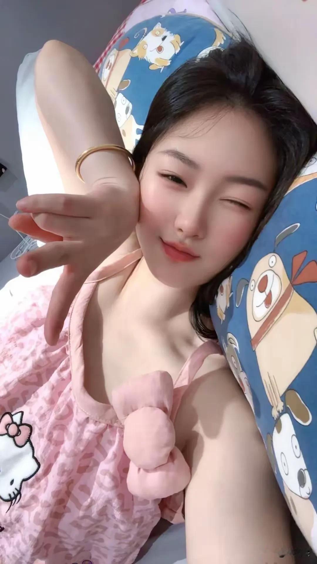 对女人来说，最好的护肤品就是少出门多睡觉。