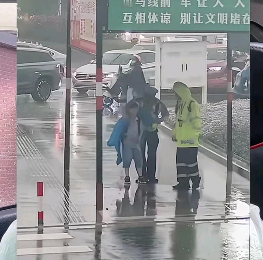 浙江金华，一个小男孩知恩图报，被人民日报表扬了。事情是这样的，有一天，浙江金华