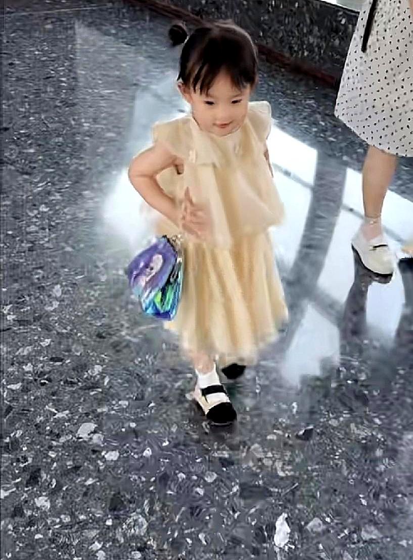 黄一鸣给女儿闪闪买包这事儿，真是把网友们的心都萌化了！闪闪看中一个179