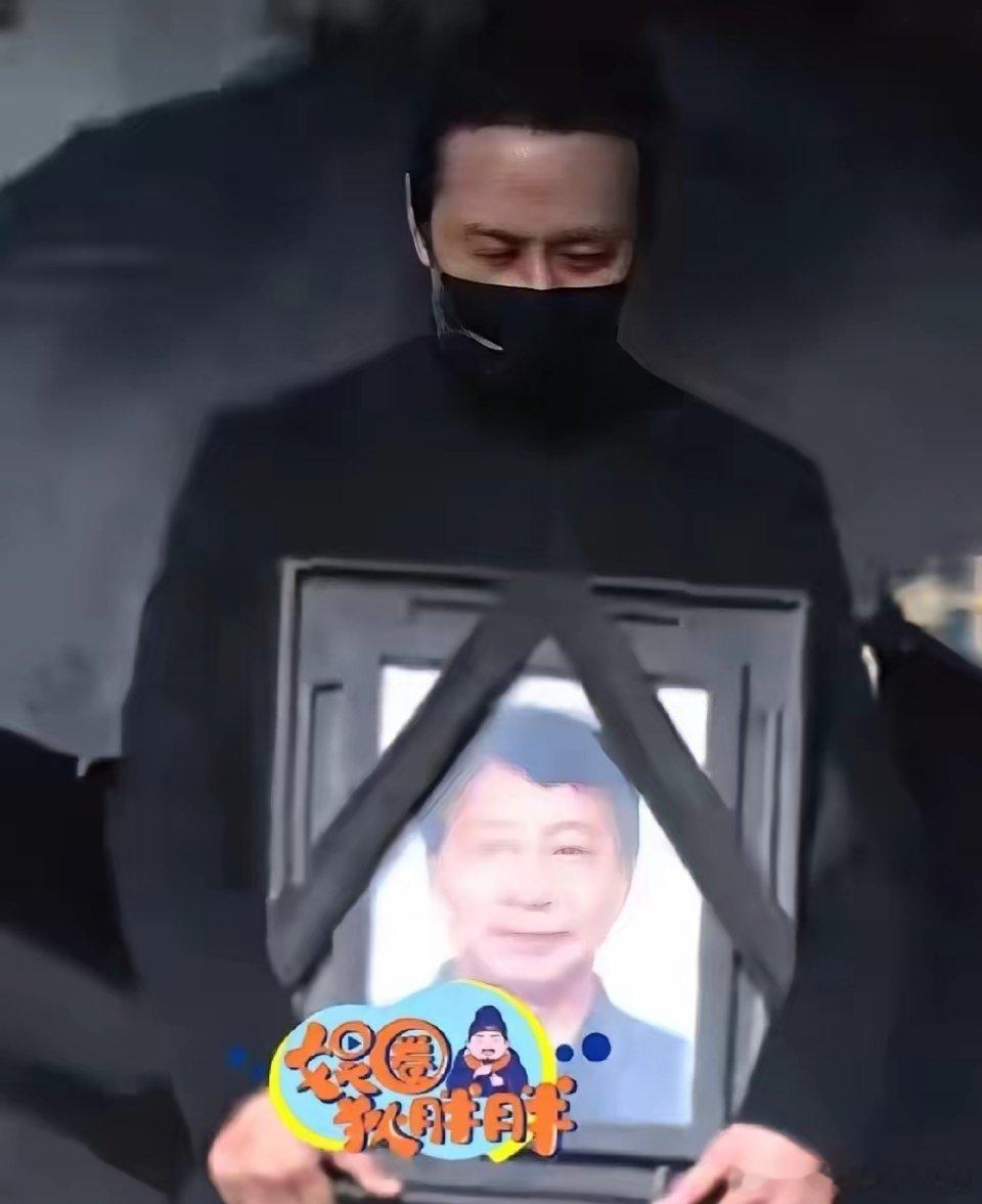 没有离婚，不要再瞎传了。罗晋和唐嫣一起现身罗晋父亲的葬礼，两口子一起出现同框，粉