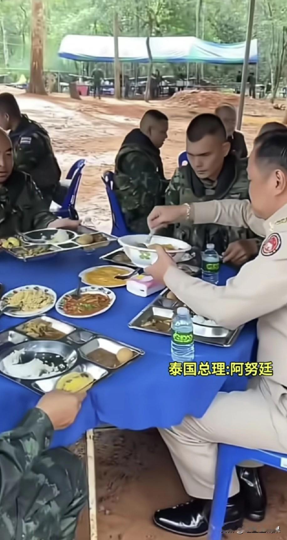 泰国总理可以啊！下到部队与士兵一起就餐，还亲自动手给士兵加菜。自己和士兵一样，