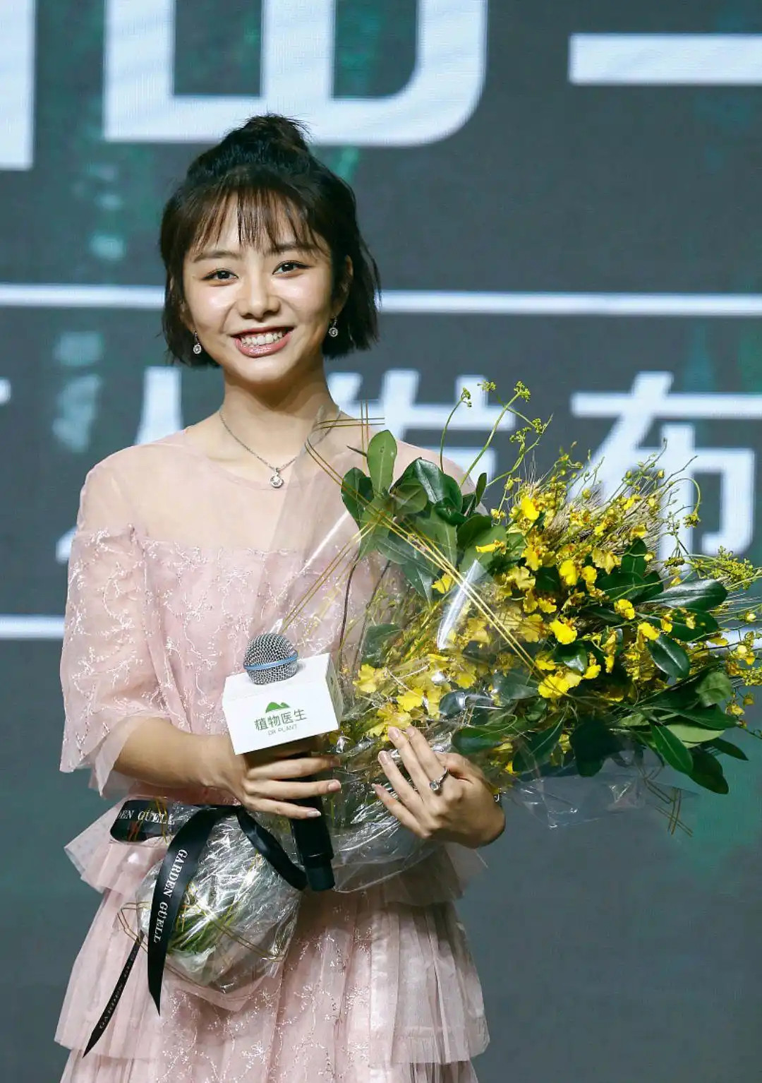 不得不说谭松韵的先天长相优势太明显了短圆鹅蛋脸架构，皮骨均衡不突兀，下颌线条柔和