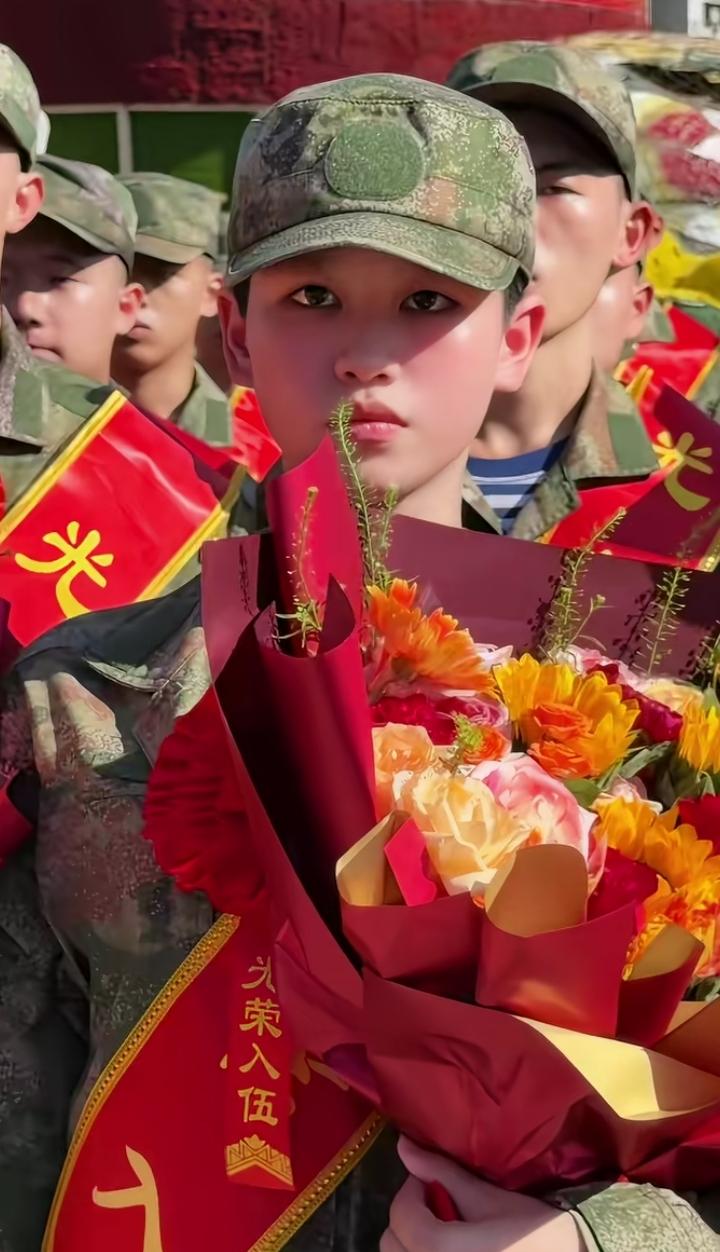 汕头新兵入伍现场！这次入伍队伍里，仅有4位女兵。她们眼睛格外明亮，炯炯有神，气
