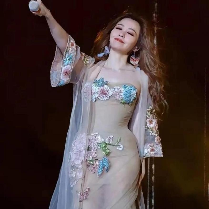 张靓颖敦煌服被骂“露”?说给男光棍老看?别拿狭隘审美,给千年文化套枷锁!