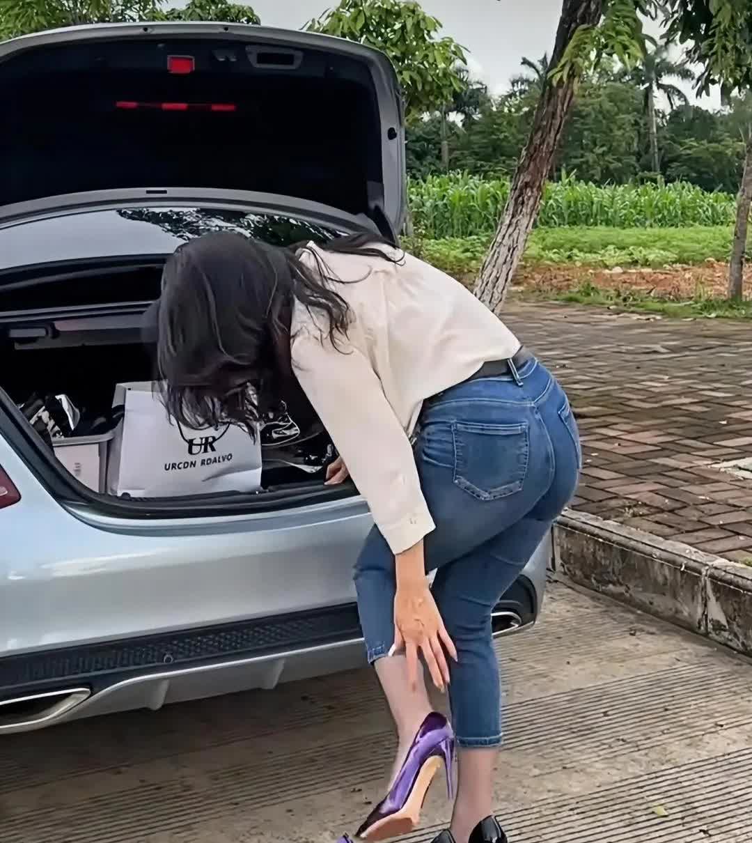 “穿高跟踩油门是对公路的背叛！