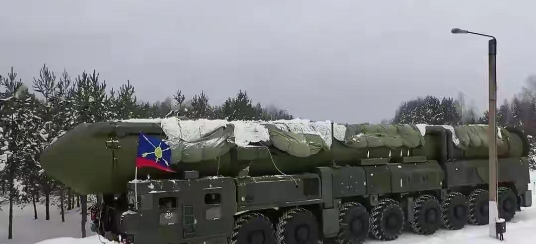 俄军“榛树”让西方彻底清醒，美军报告：中国东风-27已战备值班。这两款