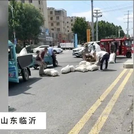 山东临沂，货车掉落的大蒜被哄抢，有人搬了好几袋放车上，一袋五十斤，大家也不怕累了