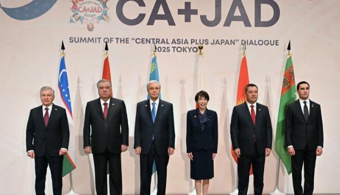 12月20日上午，日本-中亚峰会正式开始，这一张是峰会前的合影。从照片来看，高市