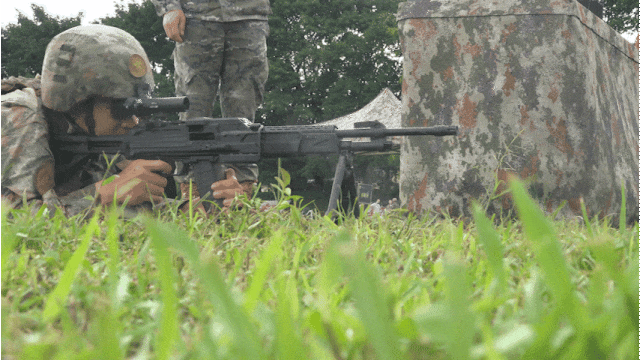 海军陆战队员在玩国产201型5.8毫米班用轻机枪，进行射击比武竞赛，班用轻机枪使