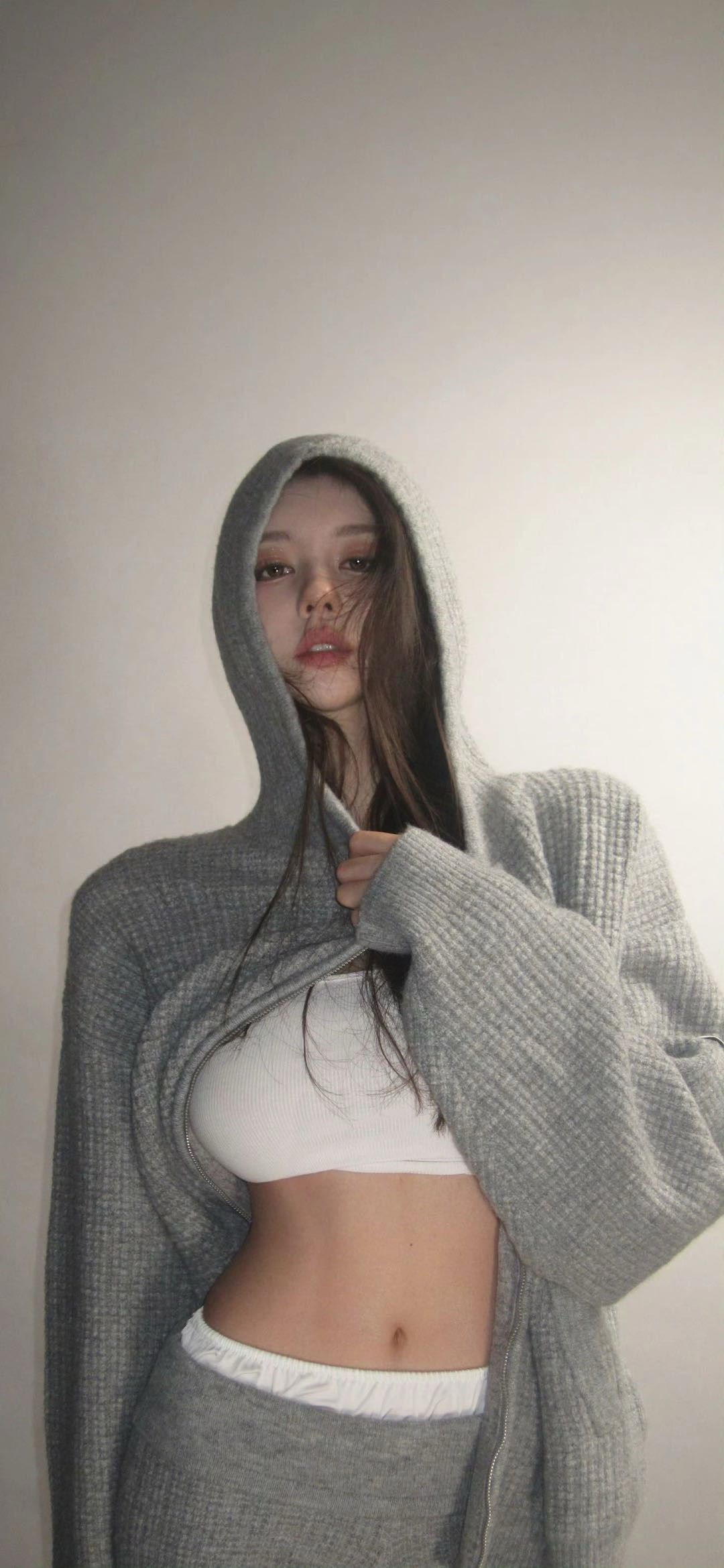 韩系灰调连帽卫衣氛围感女生壁纸​​​