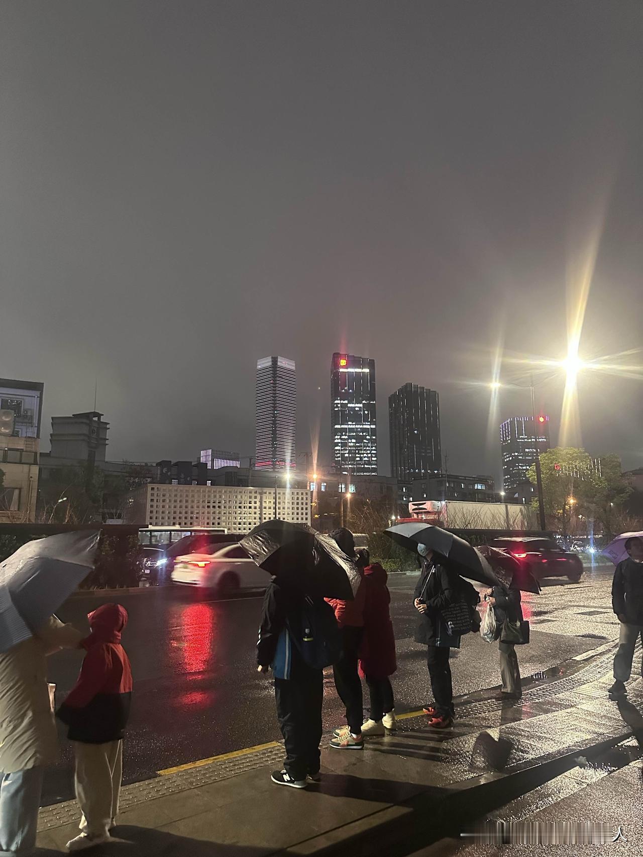 外滩已经落后了，应该再建设一个比外滩漂亮的景点就好了。应该把重庆的夜景再升级一