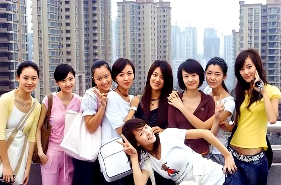 这张2007年北京电影学院表演系本科班的女生合照里，我只认出穿粉色衣裤的景甜，其
