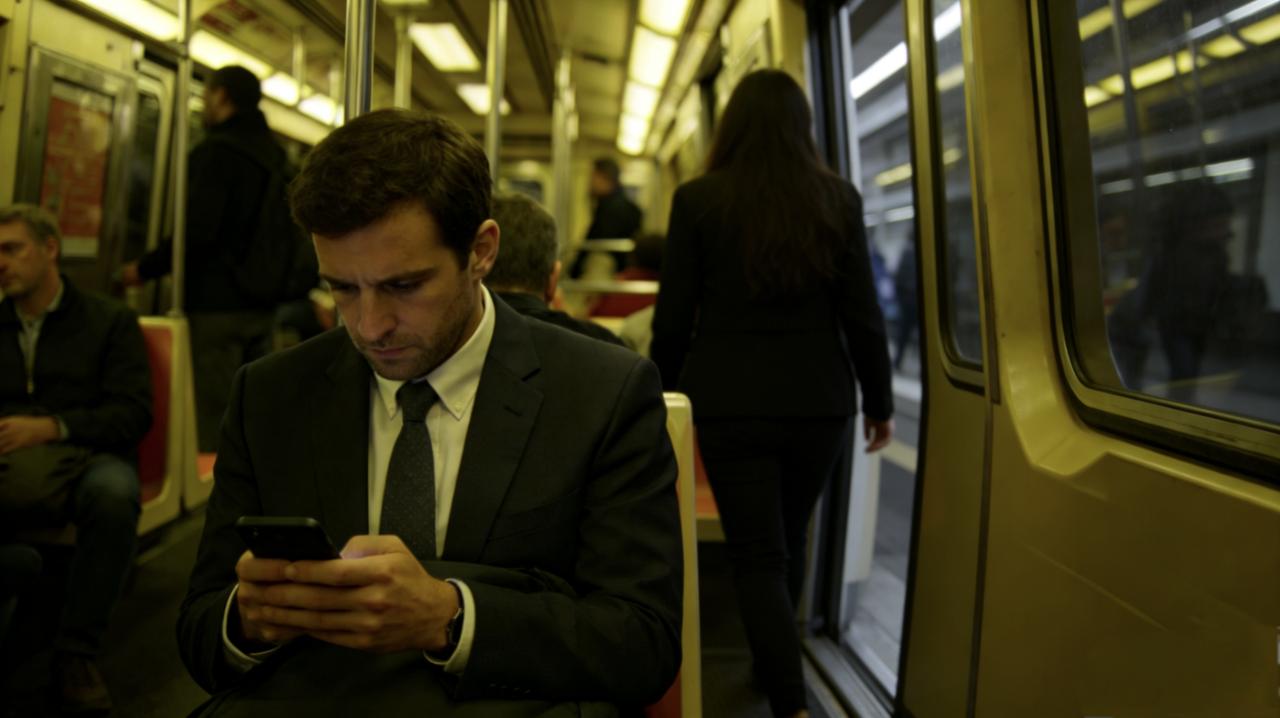 地铁上，一个男人一直在看手机。旁边的女人突然开口：“我们离婚吧。”男人没抬头：