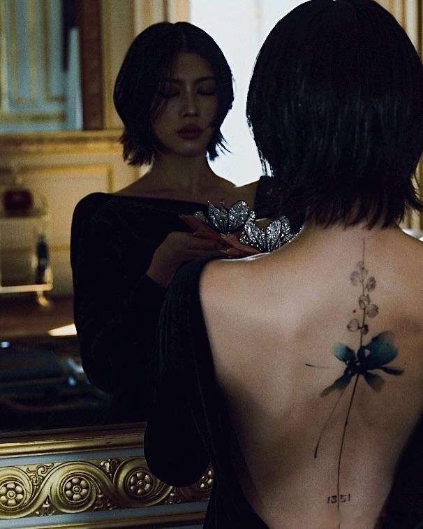 三吉彩花纪念30岁生日的背部纹身，来自中国的纹身师陈洁