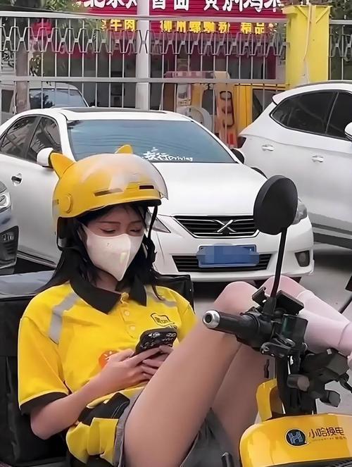 “女骑手又要跑单又要顾家，遇到特殊情况也没人照顾，太不容易了”，这是很多人对女骑