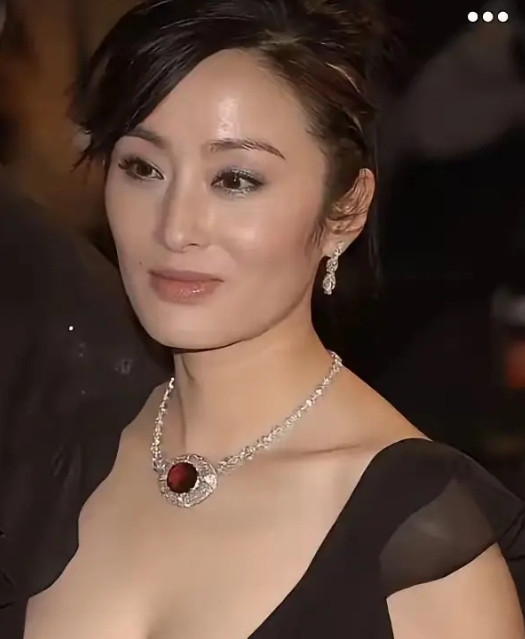 哇塞，我的女神啊，现在也是身材丰腴，气质迷人。想当初，她一袭白衣，美貌动人。过了