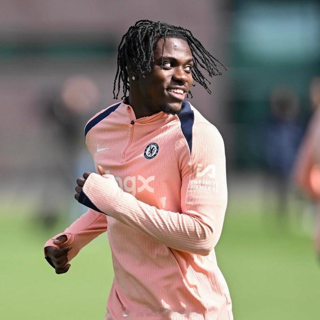 【拉维亚伤愈复出】切尔西主帅罗塞尼尔：“拉维亚已经开始和我们一起训练，很高兴能够