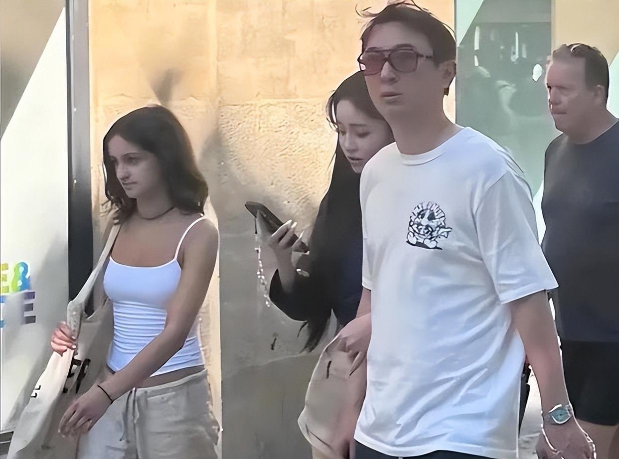 王思聪携懒懒逛大英博物馆，二人全程手牵手超甜蜜！