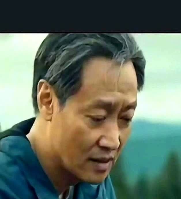 五月底的娱乐圈传来一声惊雷——实力派演员辛柏青突然消失在公众视野，知情人曝出他痛