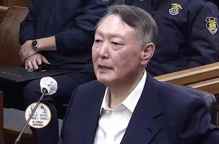 实锤！尹锡悦遭求刑10年！庭审露苦笑，7案首判倒计时12月26日庭审炸锅！特