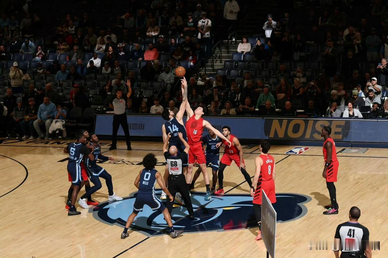 除了对位身高体重更大的扎克·伊迪非常吃力之外，和杨瀚森命运交错的那个男人，塞德里