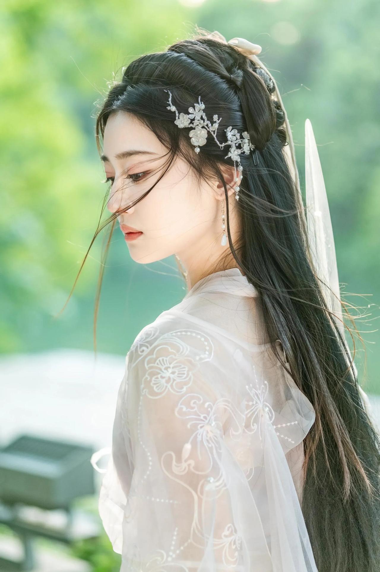 古风人像是人见人爱的主题，像这组照片，人物手持长剑，置于画面右侧，形成竖直线条，