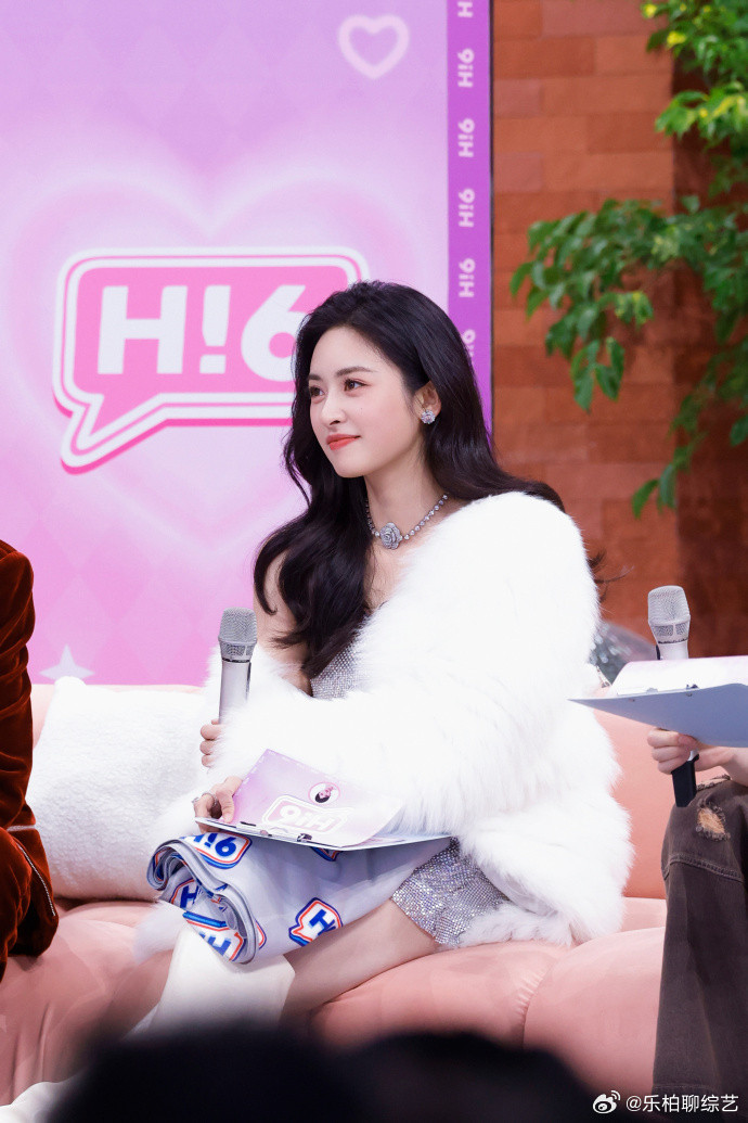 沈月卷发千金look沈月卷发千金look🈶大小姐的那种味道了！温柔又很大