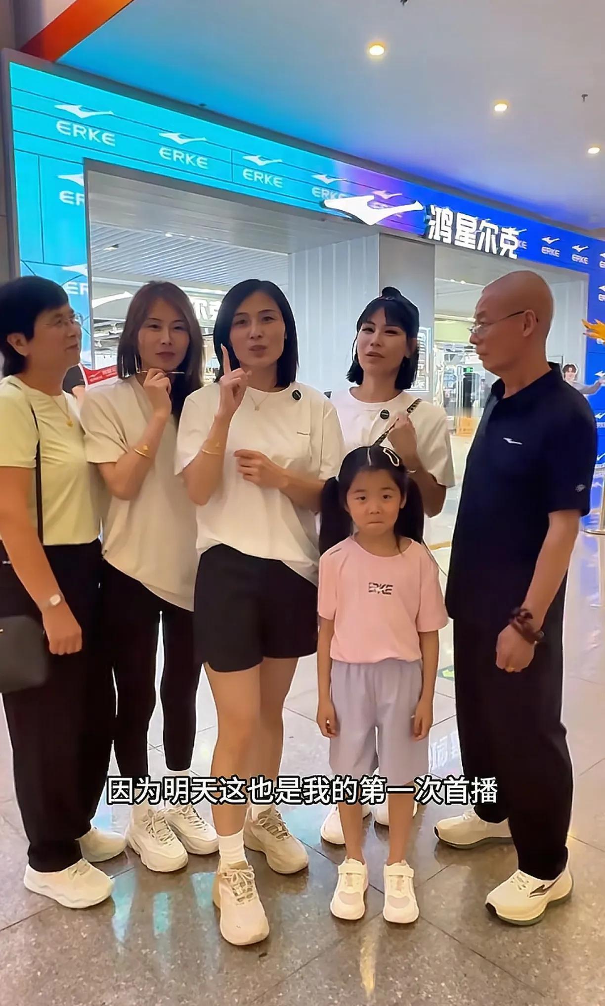 7万人涌入直播间仅卖750万！瑾汐三姐妹首秀咋就“翻车”了？家人们，最近直播圈