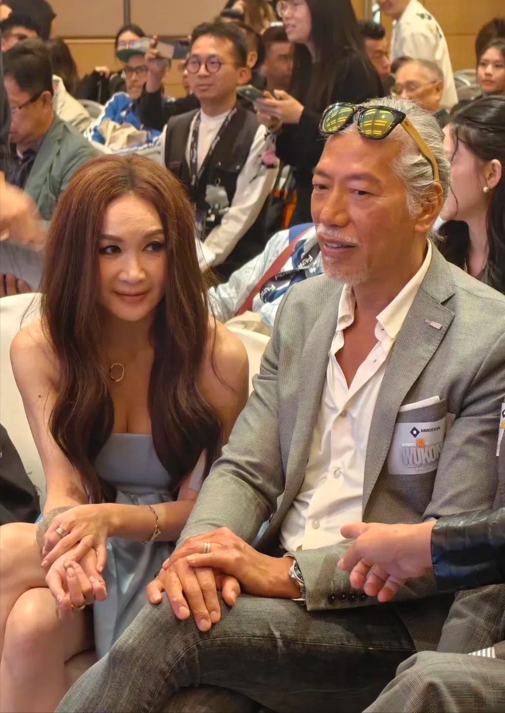 我有种预感，温碧霞就是到了70岁，也依旧是万年不变的大中分长发，还有露个肩膀头