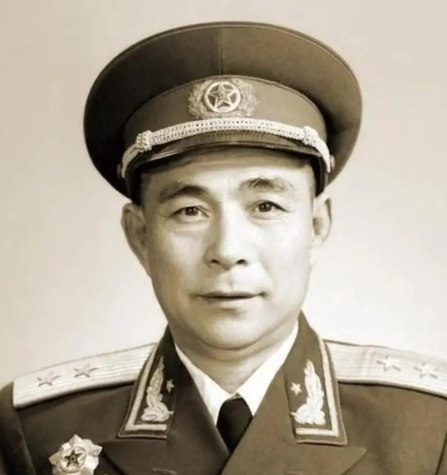 许世友在军中摔跤难寻对手，便掸了掸身上的尘土问：“还有谁想来试试吗？”“报告！我