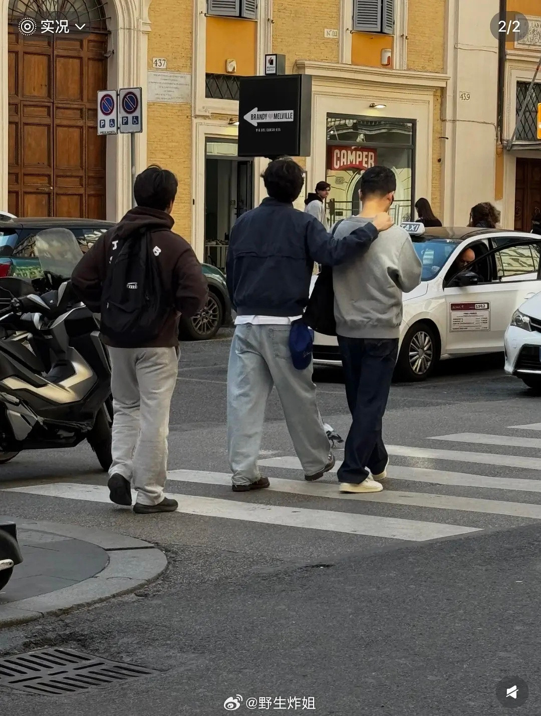 孔刘和男的疑似约会被薯人偶遇了。。他这方面传闻也很久我真的在偶遇这个事上很佩服?