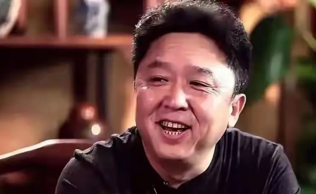 主持人问于谦：“您最爱吃的一道美食是什么？”于谦答：“猪油拌饭。”主持人当即