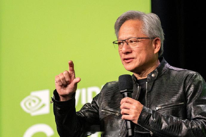 黄仁勋赞小米比亚迪理想蔚来小鹏【黄仁勋盛赞中国多家新能源车企：中国电动车绝了，大