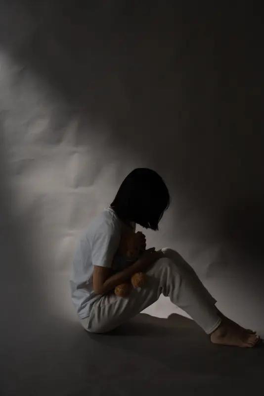 放下他人眼光，活出真实自我：你的人生才会更加自在丰盈在快节奏、充满竞争的现代