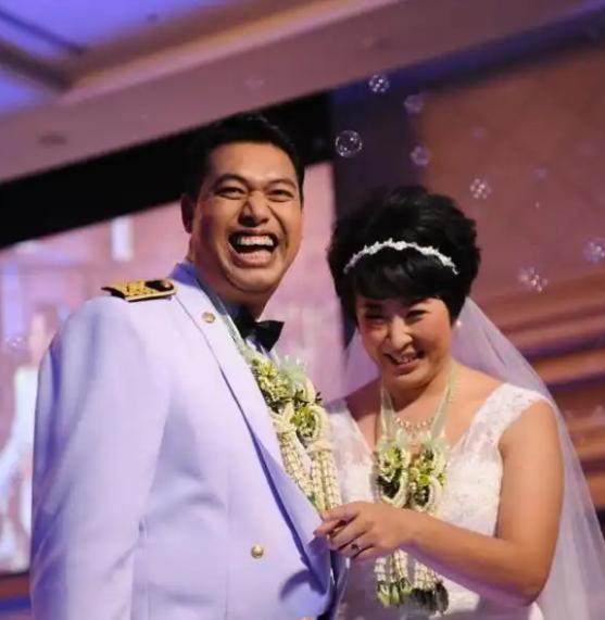 2012年，前女排队长冯坤，带着泰国男友加提蓬回家见父母，看到加提蓬壮硕如牛，父