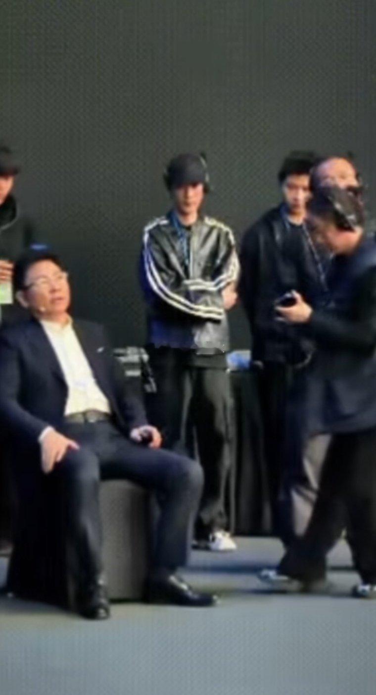 网传余承东耍大牌，北京车展让助理半跪、半蹲递东西，一次信息不对称的误会网传视频是