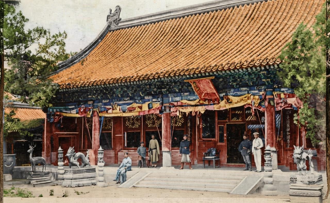 这组照片是1900年八国联军占领北京后，在故宫储秀宫前拍摄的，作为慈禧太后的寝宫