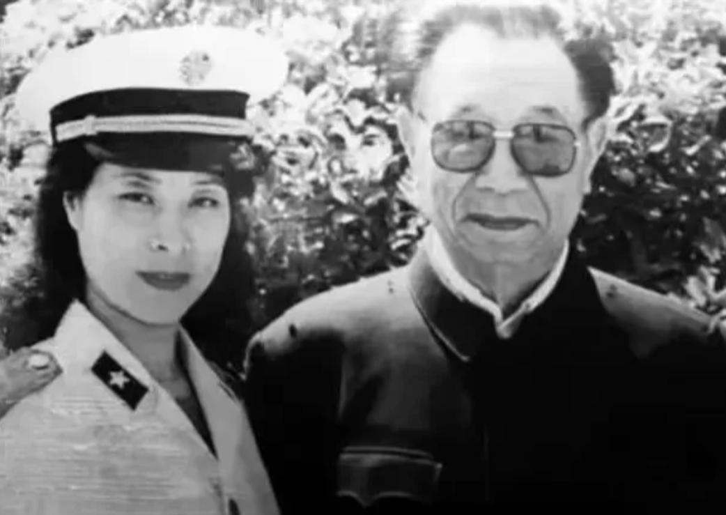 80年代初，已退休的工程兵司令员陈士榘将军与当时的工程兵文工团女干部李峥喜结连