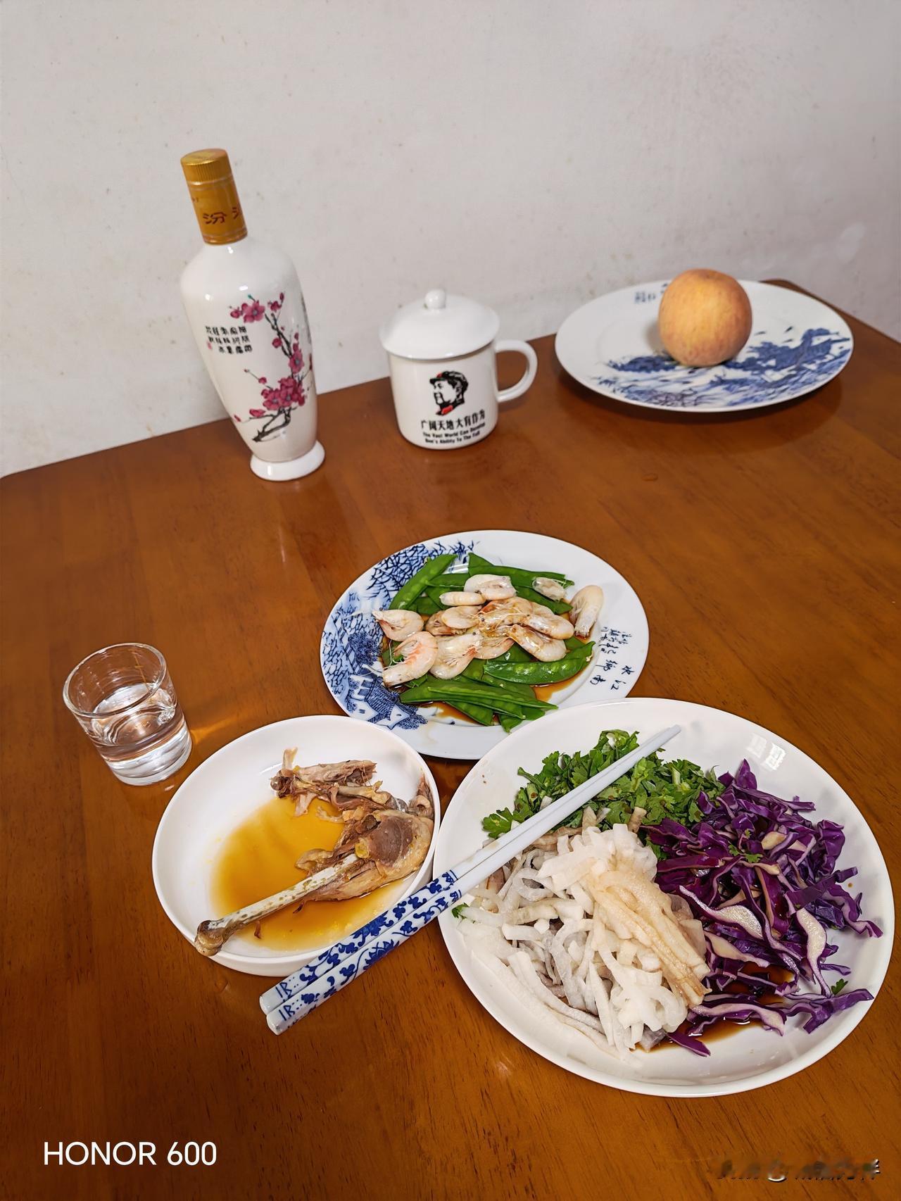 73岁单身老男人的午餐，一小根鸡腿，一盘荷兰豆炒海白虾，一盘紫甘蓝白萝卜香菜。这