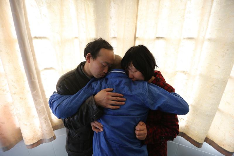 23岁女孩夏夏的遭遇太让人心疼。18岁高考前，她右腿疼痛，即便考数学时晕倒呕吐，