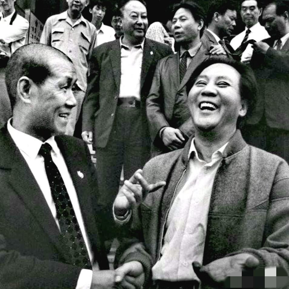 1988年，饰演毛主席的古月、饰演蒋介石的孙飞虎，聚在一起谈笑风生，一张罕见的合