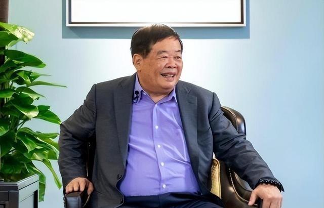 [啤酒]1983年，曹德旺去旅游买了一根拐杖，坐车时被司机呵斥：“小心点，碰坏车