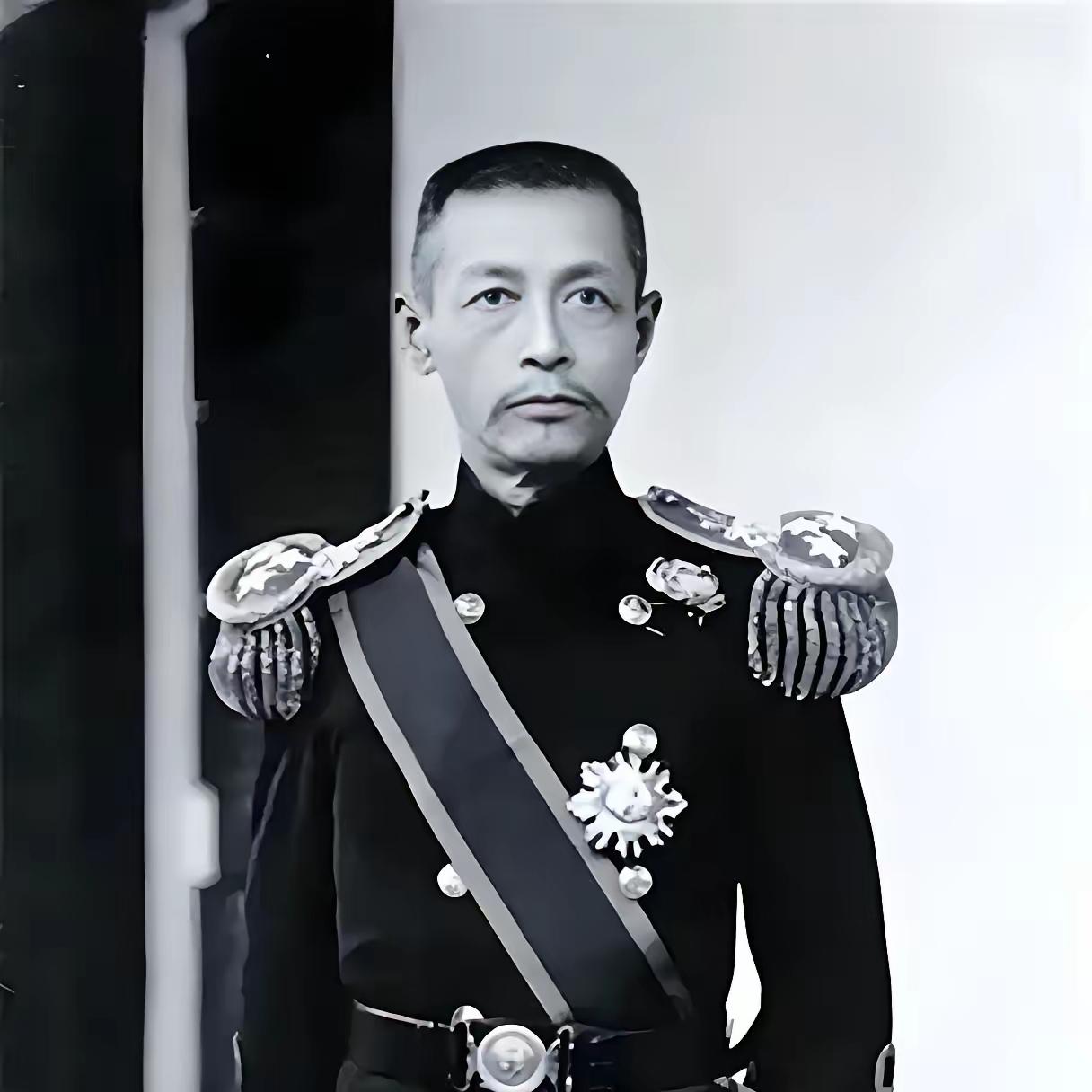 1951年的春日，江南草木初萌，93岁高龄的萨镇冰正坐在福州老宅的藤椅上，指尖摩