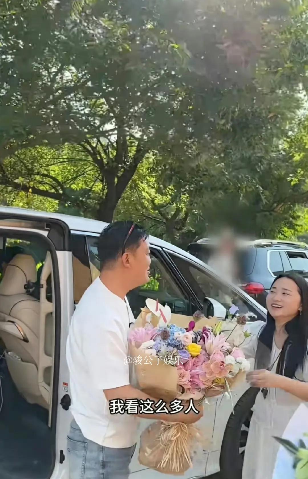 #村长李锐又回云南小村了#近日，某网友分享了邀请李锐来家中做客的视频，视频里网友