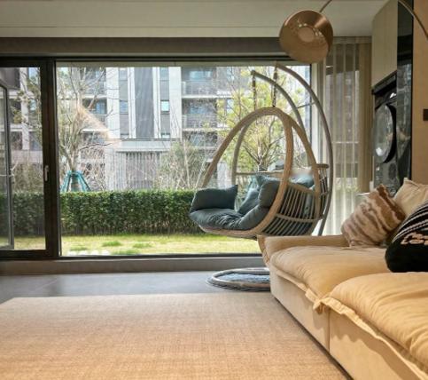 当初买房，我在一楼和顶楼之间纠结了三个月。一楼便宜，还送院子；顶楼视野好，还送露