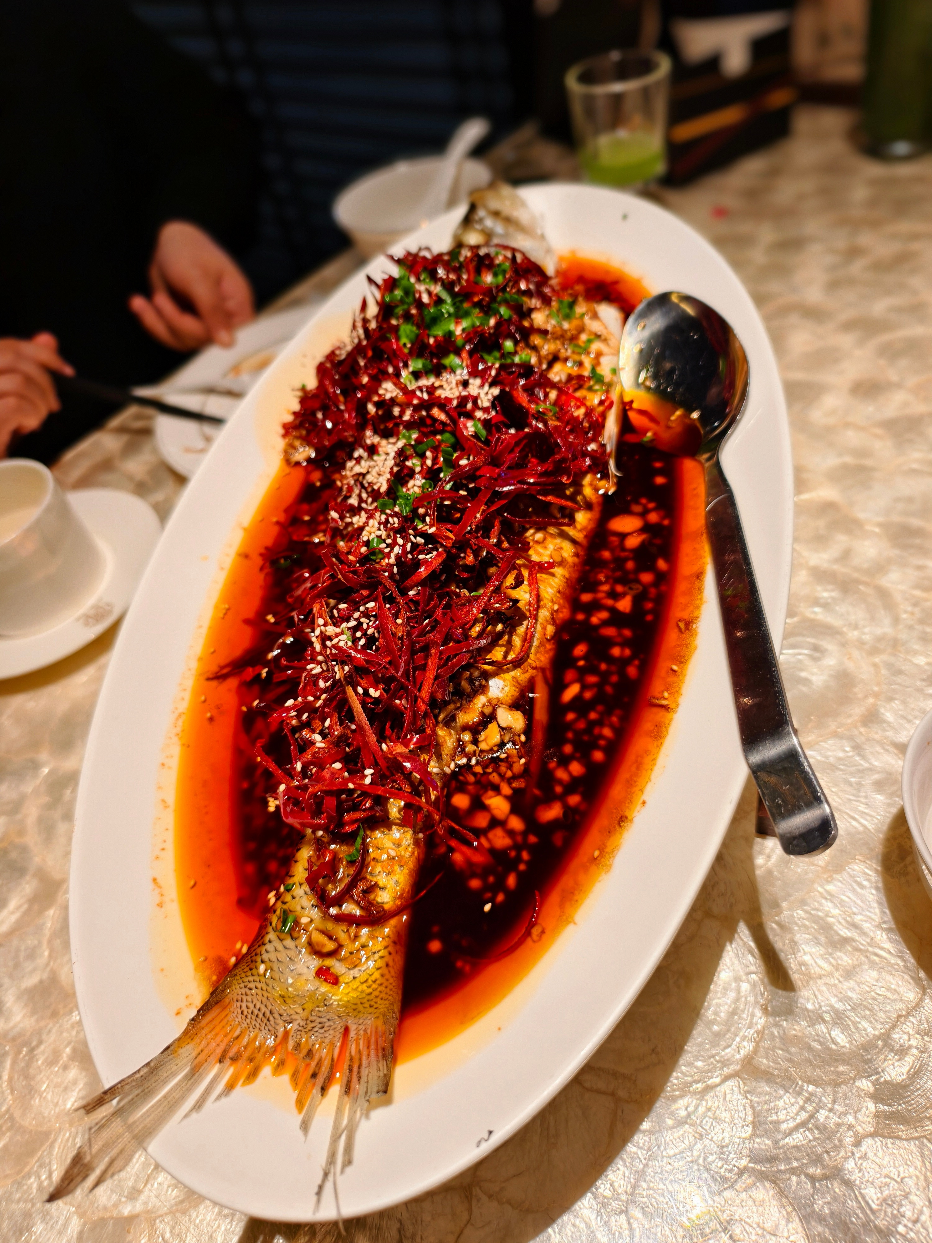 晚餐时间，美食博主上线，油泼大鲈鱼，芥末虾皮。还有红油虾饺和羊肉串，溜溜缝。一口