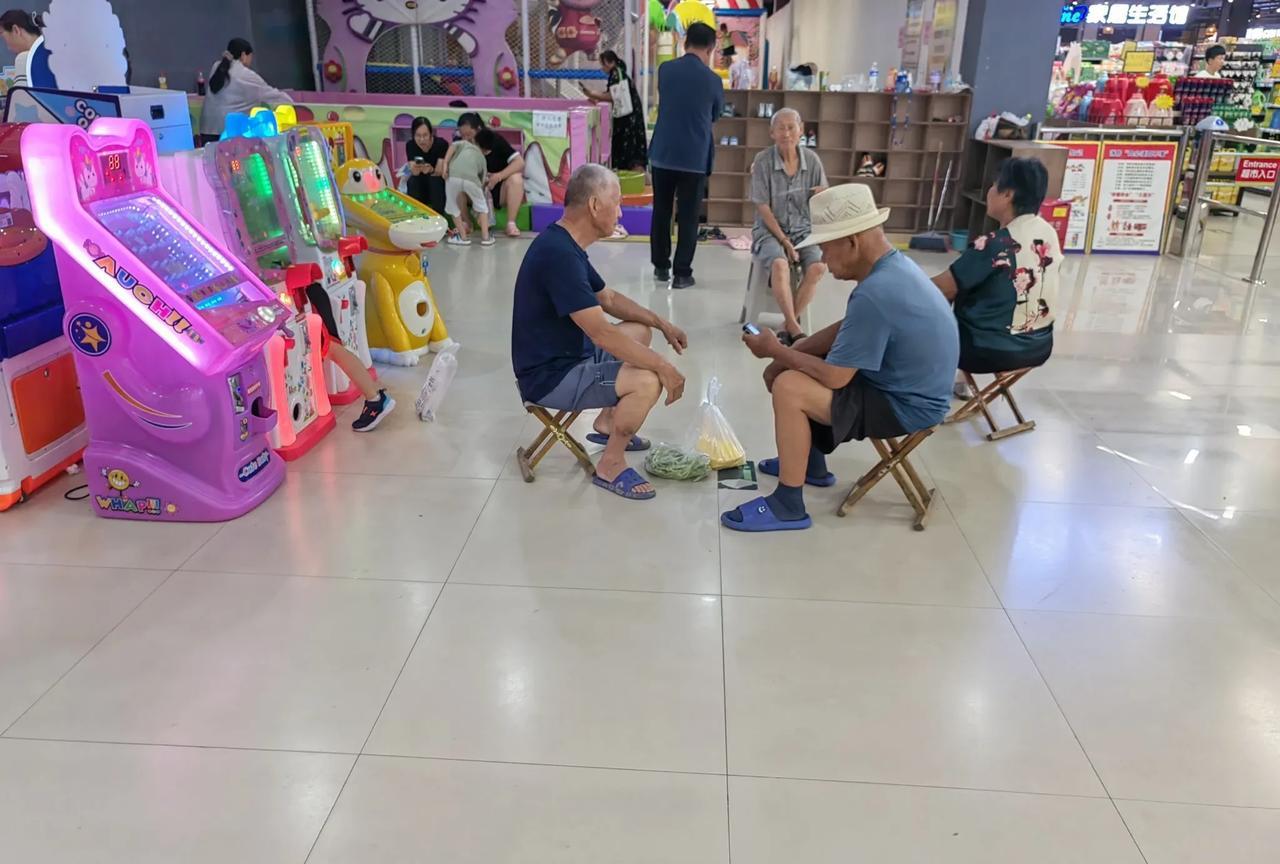 大爷大妈们，真的有办法，天热了，不在家开空调，去超市蹭空调，给家里省电费了！今