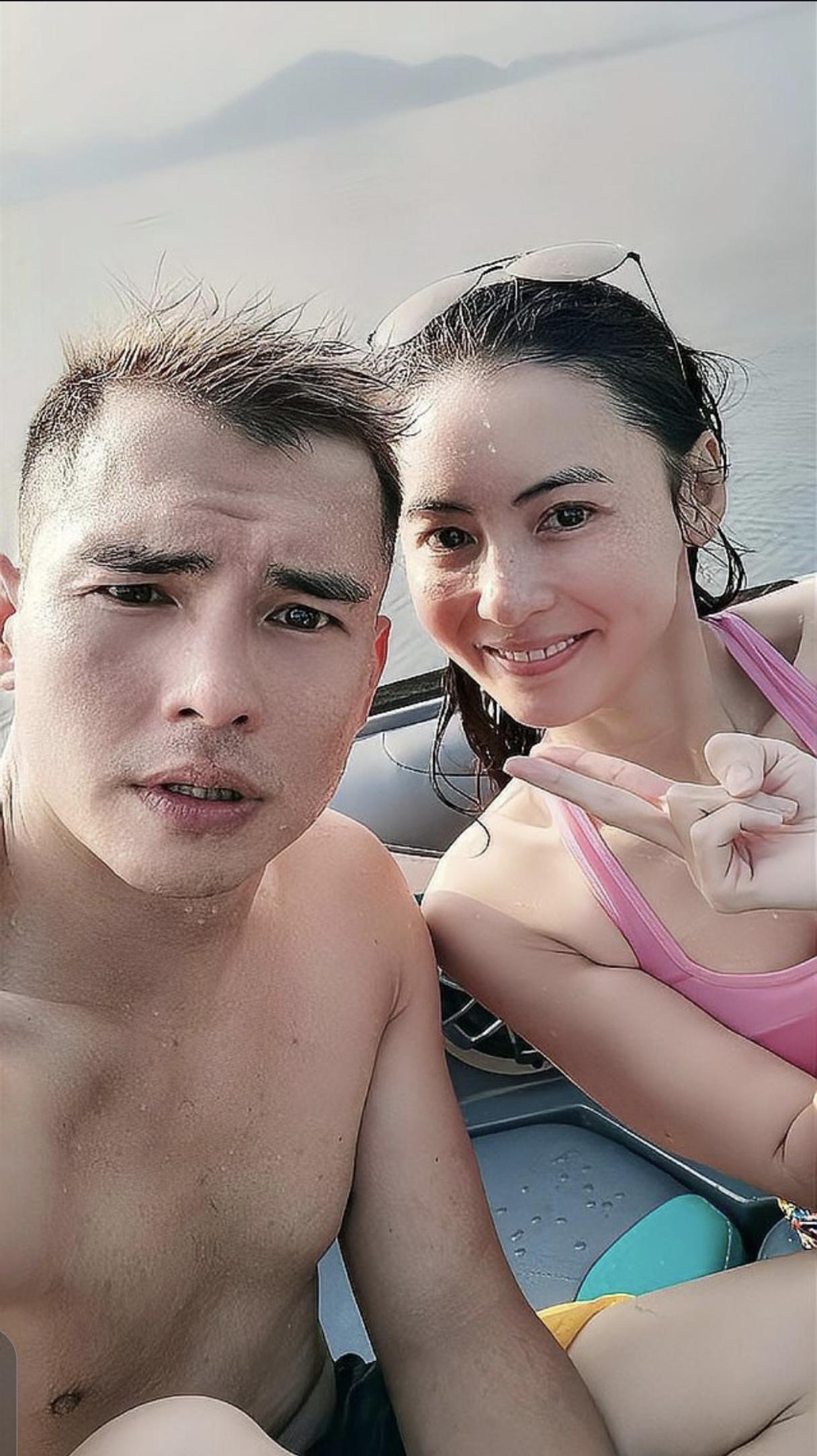 谁能想到，张柏芝二弟张柏文的近照会这么炸？40岁的他穿件白紧身T，胸肌线条直晃眼