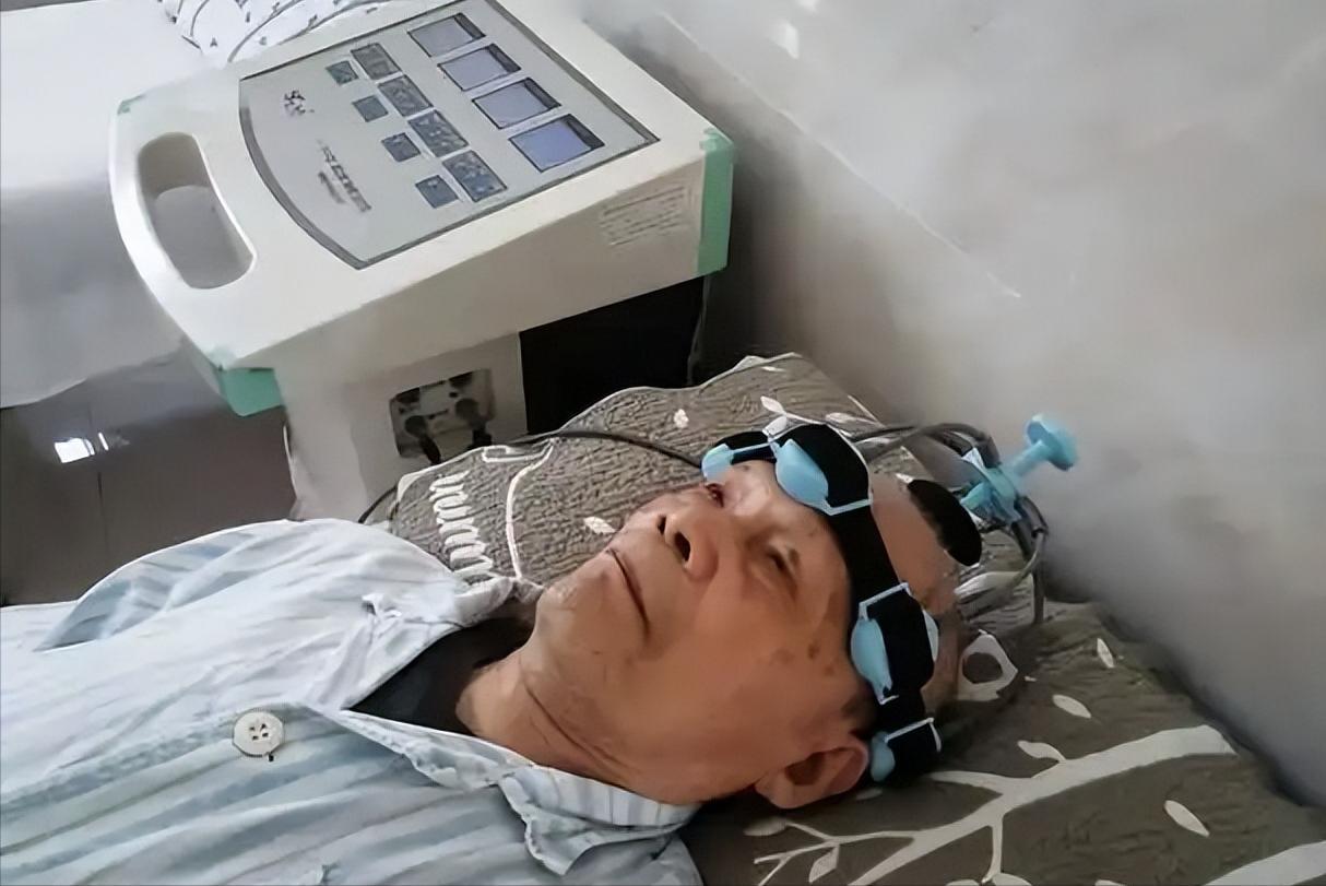 医生直言：早期脑梗不是眼模糊，而是频繁出现4个异常，要警惕！老年人最怕的一件