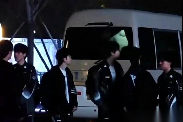 说真的，LPL的一号种子，抽了个天胡上上签，最后连八强的地板都没摸到，这事儿本身